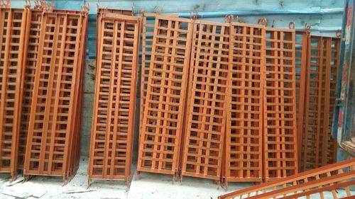 拆除扣件式鋼管腳手架應(yīng)注意的問題